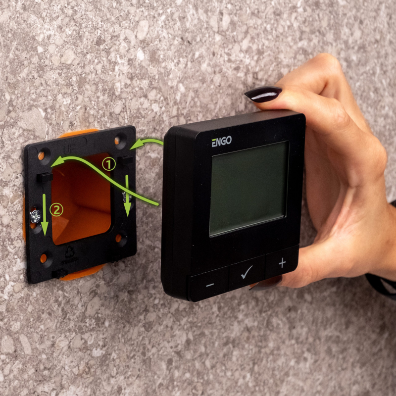 Інтернет терморегулятор ENGO CONTROLS E40-230B  ZigBee/868 МГц, 230 В, програмований,  чорний 