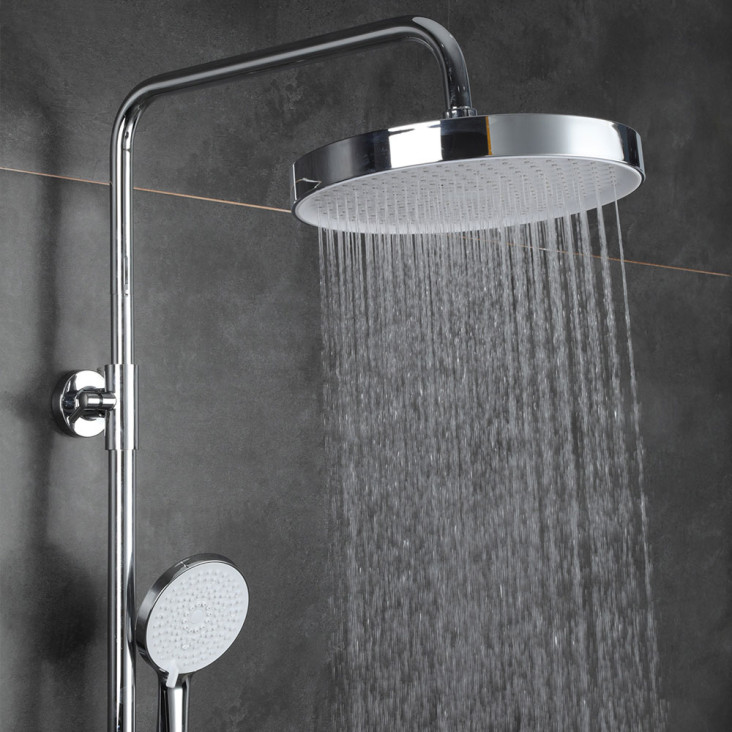 Потолочная лейка FRAP F015-25, круглого размера прикреплена в ванной комнате.