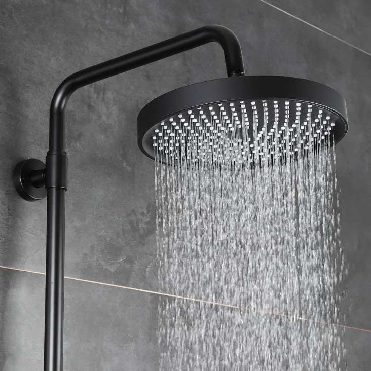 Стельова лійка FRAP F016-25,чорна кругла, прикріплена у ванній кімнаті до стіни 