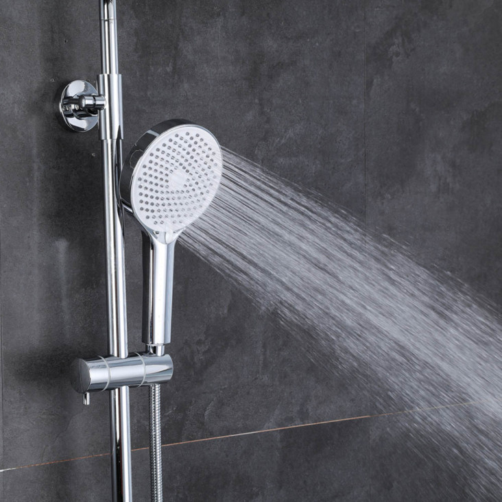 Душевая лейка прикреплена к стене в ванной комнате. FRAP F015