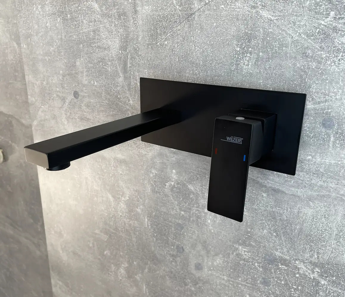 Иллюстративное изображение встраиваемого смесителя для умывальника WEZER PRO10-02-BLACK в ванной комнате