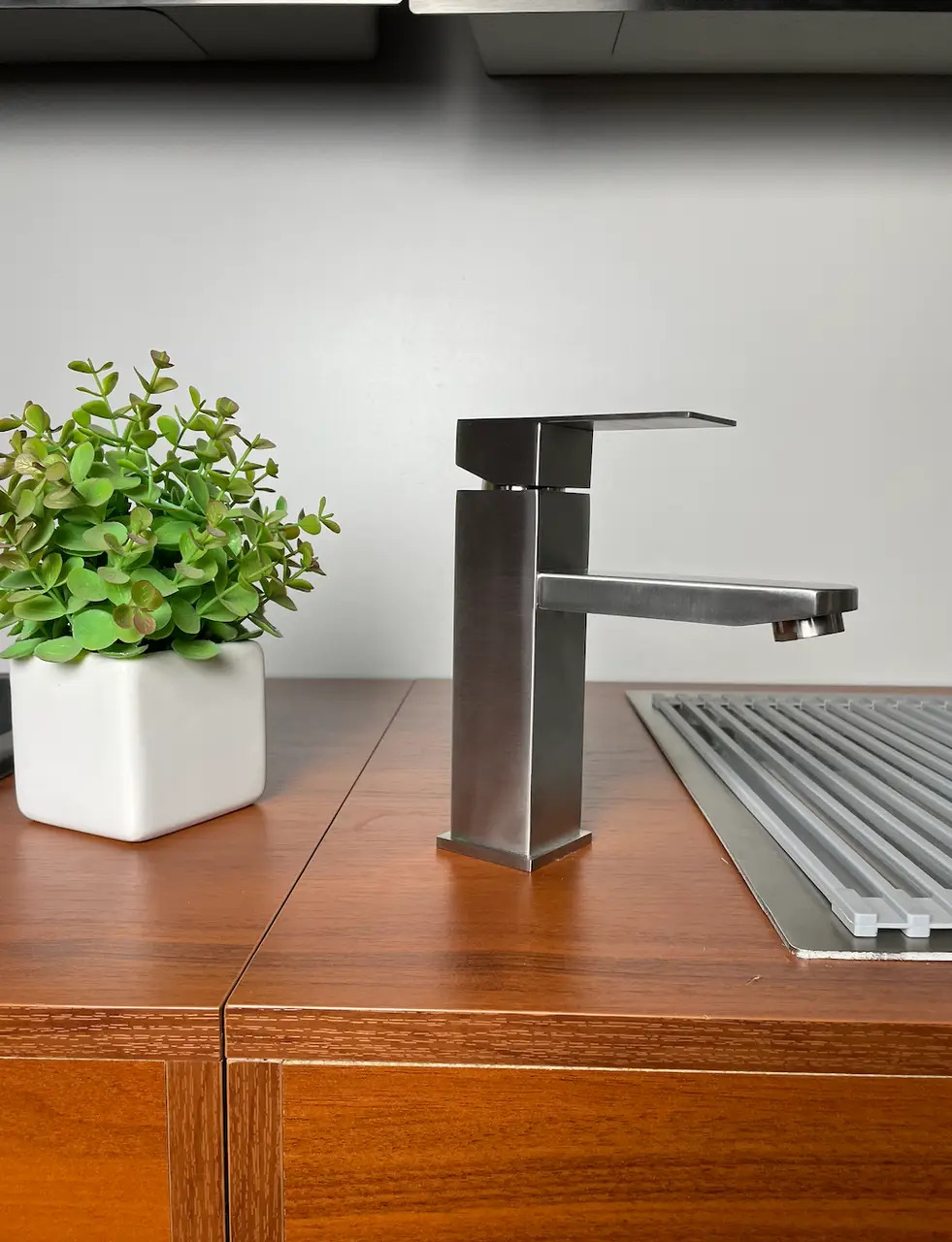 Ілюстративне зображення змішувача для умивальника WEZER PRO1-02-GUNGREY у ванній кімнаті