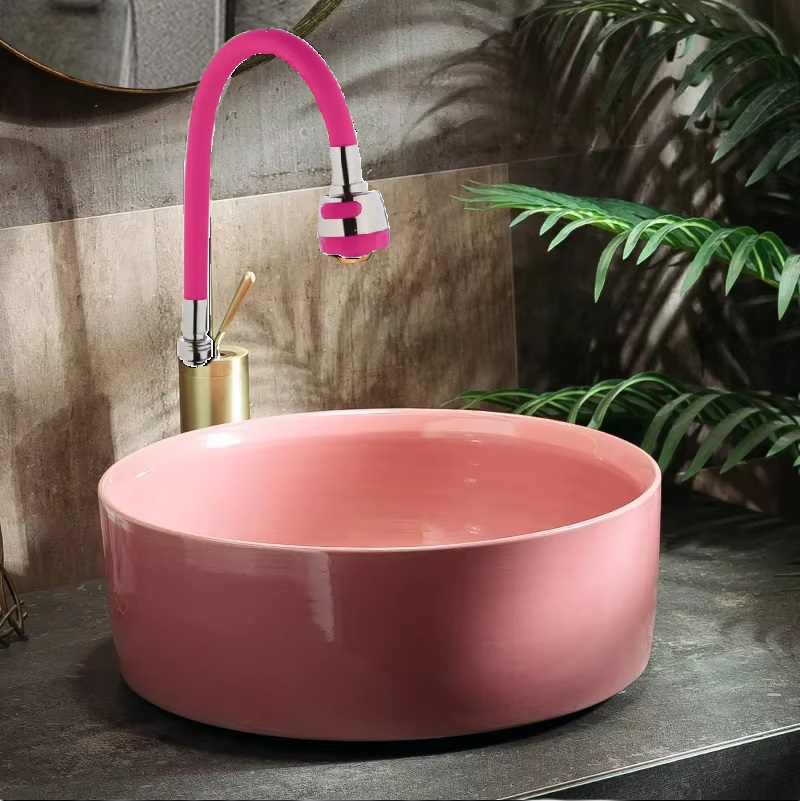 Иллюстративное изображение гибкого излива WEZER WKC-058-ROSE RED в интерьере