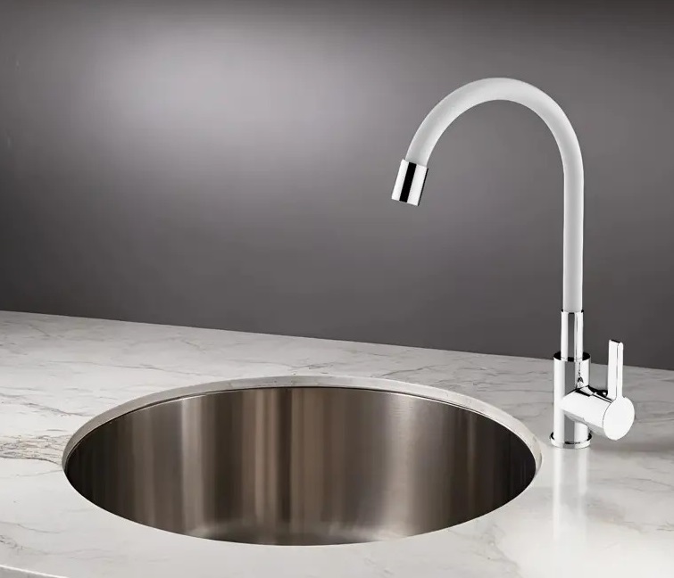 Иллюстративное изображение гибкого излива WEZER WKC-04-WHITE на кухне